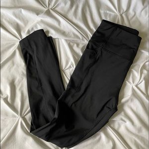 black athletic leggings with pockets